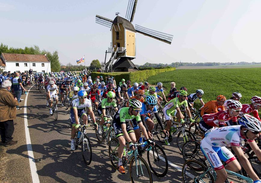 Amstel Gold Race, 49esima edizione. Il gruppo passa davanti al mulino San Hubertus. Reuters